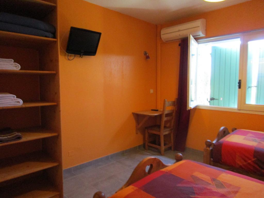 Lou Quinsou Hotel Saint-Jean-de-Maruejols-et-Avejan Room photo
