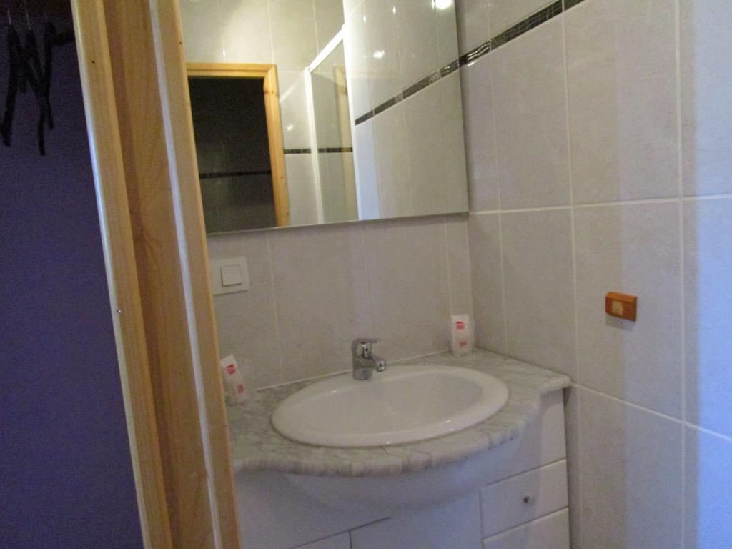 Lou Quinsou Hotel Saint-Jean-de-Maruejols-et-Avejan Room photo