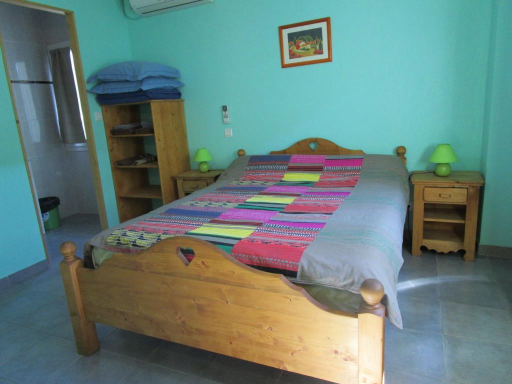 Lou Quinsou Hotel Saint-Jean-de-Maruejols-et-Avejan Room photo